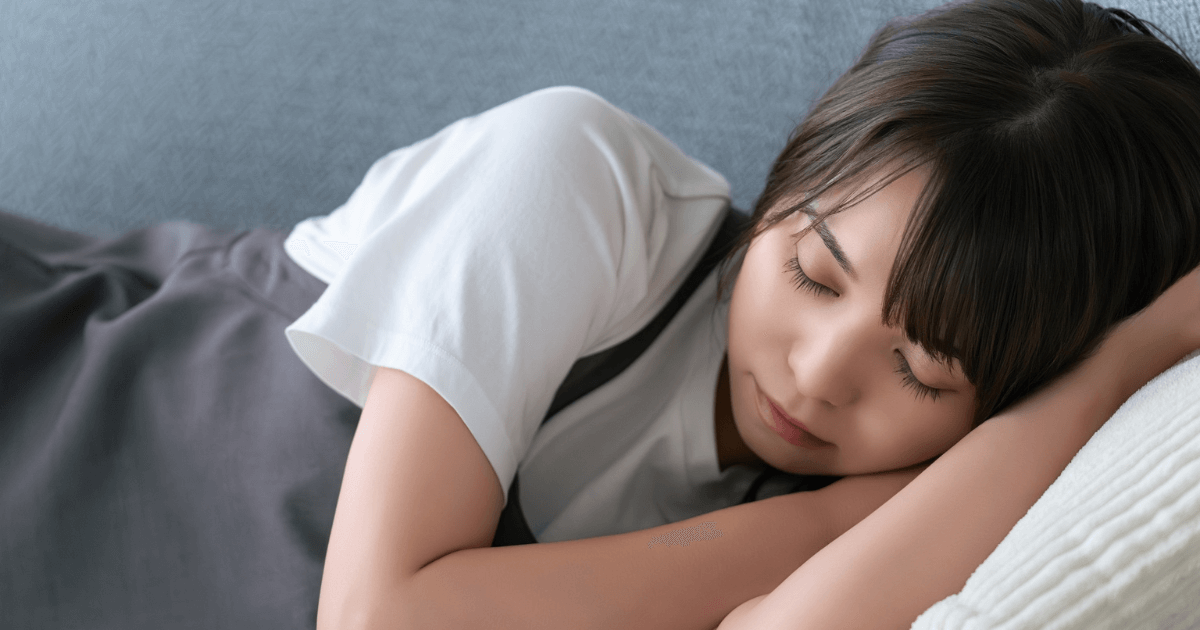 血餅が大きく見えるときに安静にして過ごす女性のイメージ