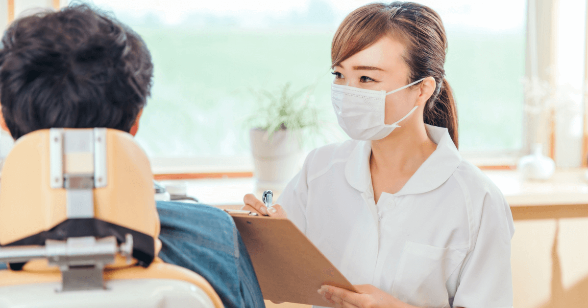 歯科医院でカウンセリングを受ける患者と歯科衛生士