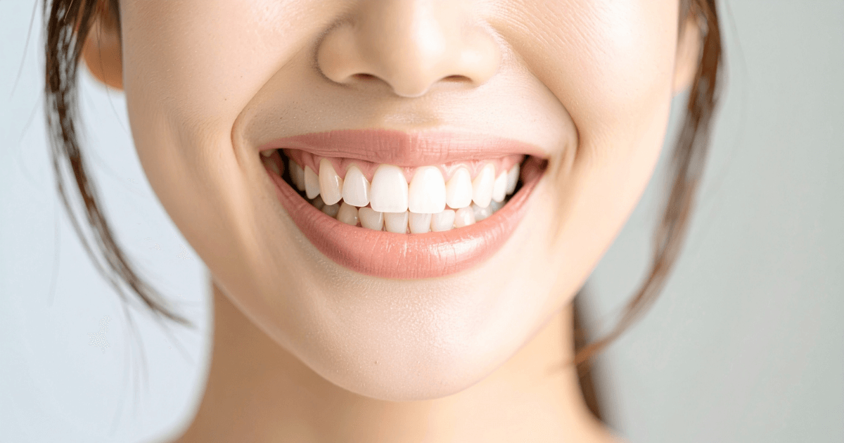 歯の健康を取り戻し笑顔を見せる女性