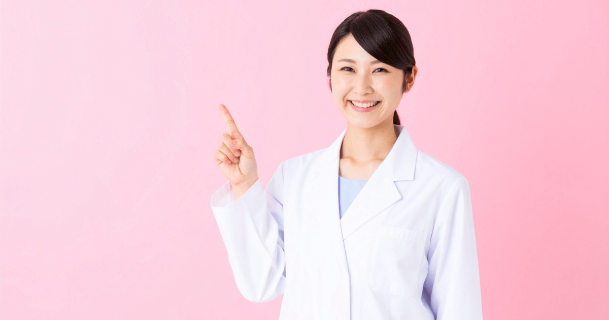 親知らずが抜けた後のケアポイントを説明する女性歯科医