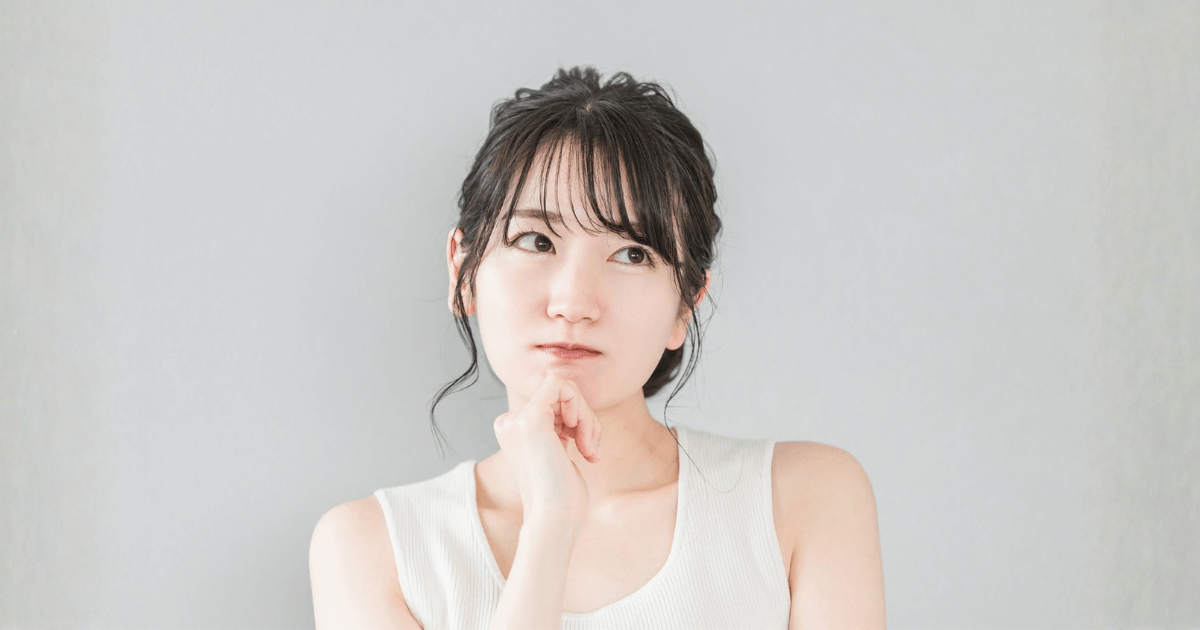 親知らずが自然に抜けた原因を考える女性