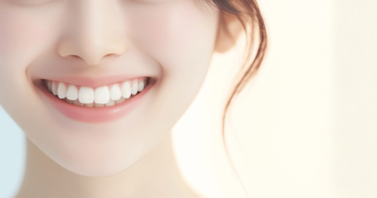 インプラントとセラミックの見た目や自然さの違いを示すイメージ