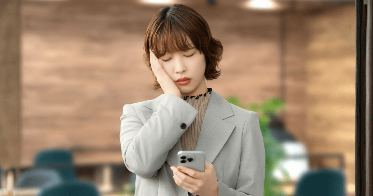 親知らずの抜歯の間隔に不安を感じている女性のイメージ