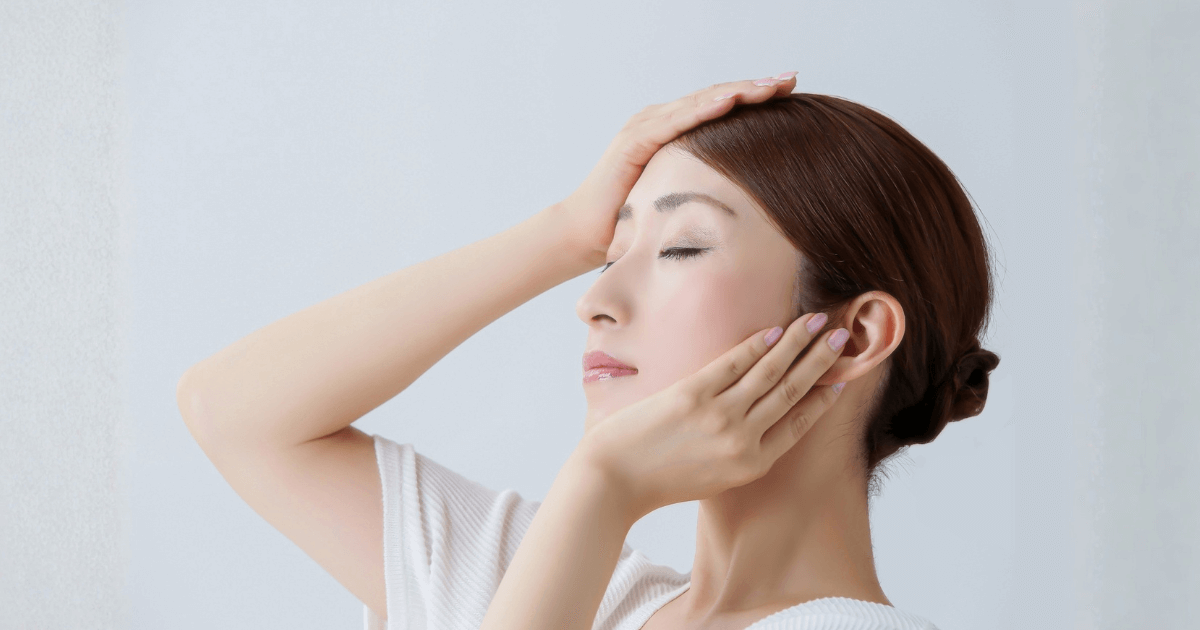 親知らずの抜歯後にあご周りの違和感や腫れを感じ、口が開きにくくなる原因を示すイメージ