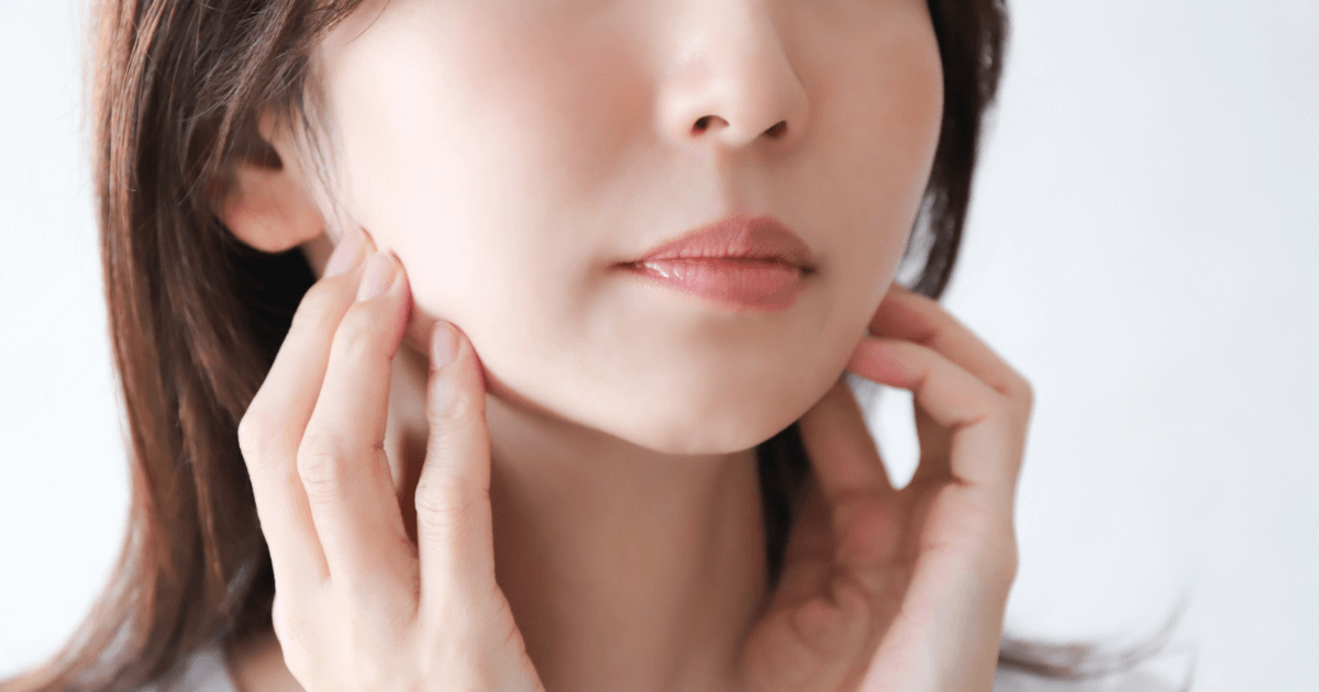 親知らずの抜歯後に口が開かず違和感を覚える女性のあご周りの様子