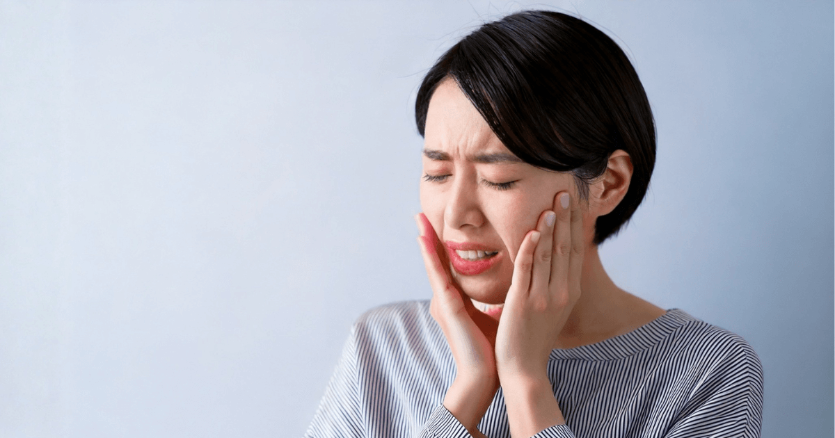 神経を保護する薬を使った治療後に歯の痛みを感じている様子