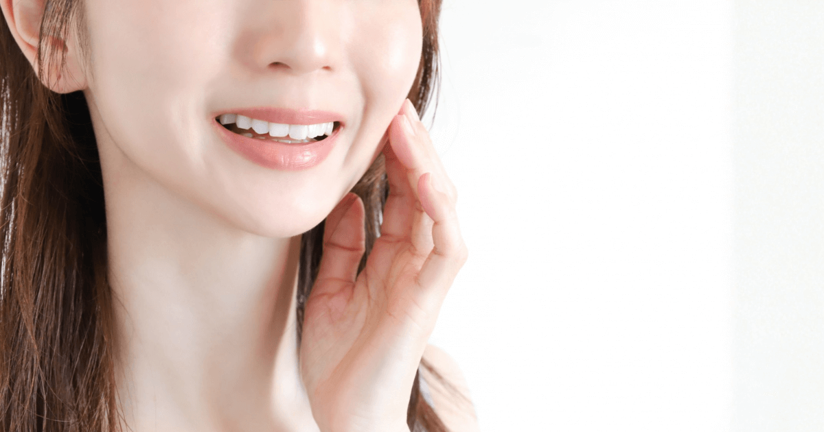 親知らずの抜歯後に口の違和感が落ち着き、安心した表情を見せる口元のイメージ