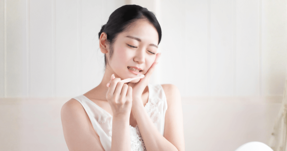 ストレスによって左奥歯に痛みや違和感が出ている女性のイメージ