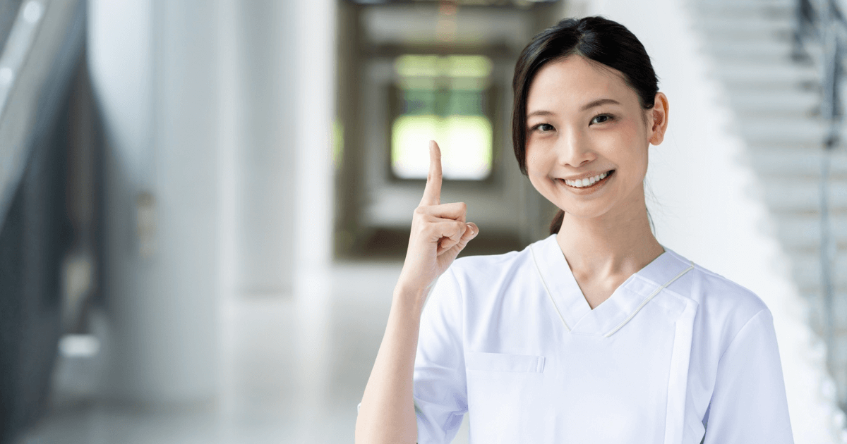 歯の痛みが虫歯かストレスかを見分けるポイントを示す歯科スタッフのイメージ