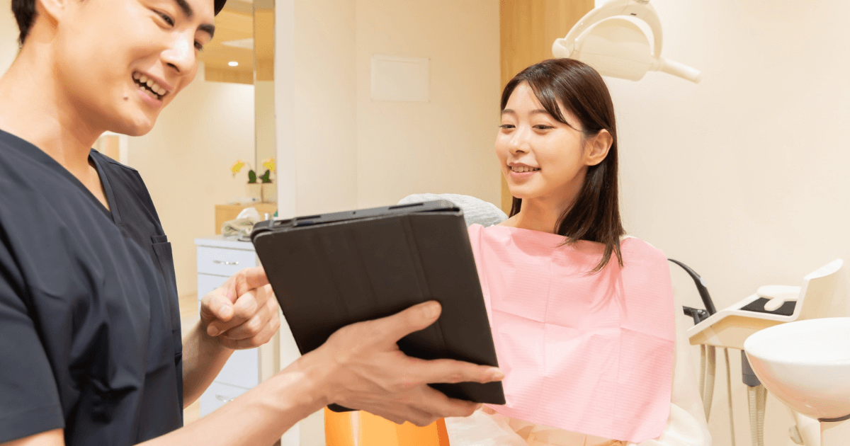 親知らずの抜歯について歯科医師に相談している患者のイメージ