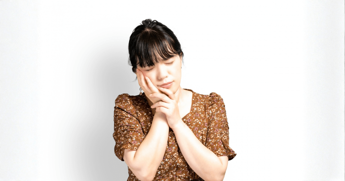 親知らずの抜歯後の痛みや腫れに悩む女性のイメージ